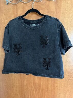 Women’s Black Washed NY Mets Sparkle Logo Cropped Tee
